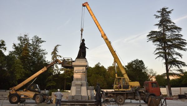 Монтаж памятника Екатерине II в Симферополе