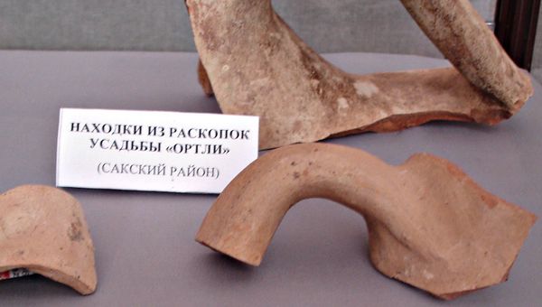 Фрагменты амфор, найденных в Сакском районе