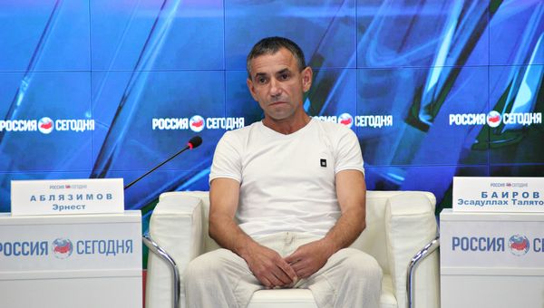 Бывший участник блокады Крыма в составе незаконного вооруженного формирования Эрнест Аблязимов на пресс-конференции в мультимедийном пресс-центре МИА Россия сегодня в Симферополе Бывший участник блокады Крыма в составе незаконного вооруженного формирования Эрнест Аблязимов на пресс-конференции в мультимедийном пресс-центре МИА Россия сегодня в Симферополе