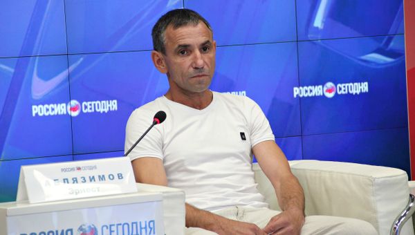 Бывший участник блокады Крыма в составе незаконного вооруженного формирования Эрнест Аблязимов на пресс-конференции в мультимедийном пресс-центре МИА Россия сегодня в Симферополе Бывший участник блокады Крыма в составе незаконного вооруженного формирования Эрнест Аблязимов на пресс-конференции в мультимедийном пресс-центре МИА Россия сегодня в Симферополе