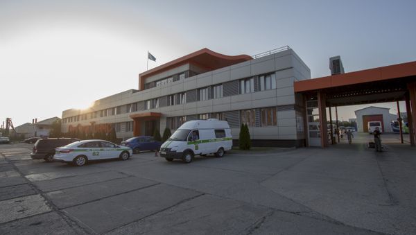 Сотрудники ФССП опечатывают имущество компании СимСитиТранс
