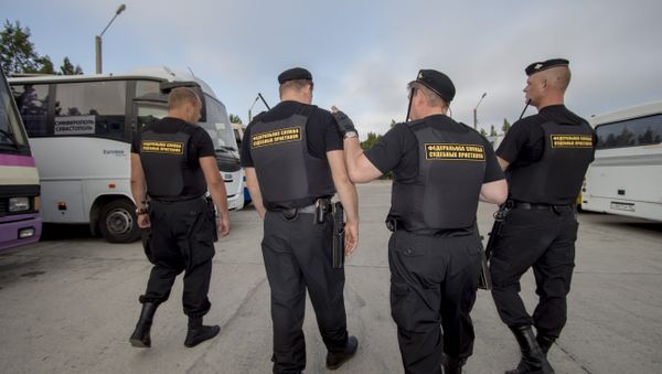 Сотрудники ФССП опечатывают имущество компании СимСитиТранс