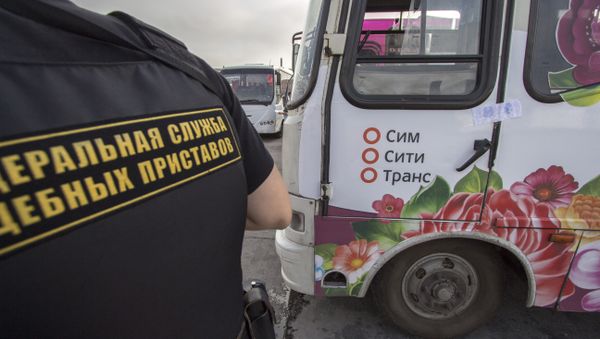 Сотрудники ФССП опечатывают имущество компании СимСитиТранс