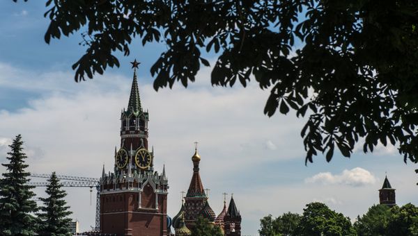 Спасская башня Московского Кремля (слева) и храм Василия Блаженного. Спасская башня Московского Кремля (слева) и храм Василия Блаженного.