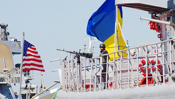 Флагман ВМС Украины сторожевой корабль проекта 1135 Гетман Сагайдачный и ракетный эсминец ВМС США Дональд Кук