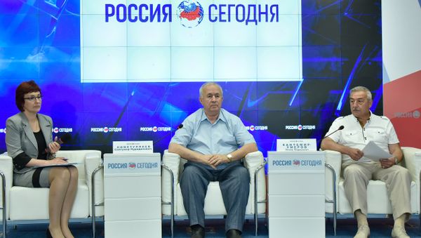 Председатель Региональной общественной организации Къырым бирлиги, глава Общественного совета крымско-татарского народа Сейтумер Ниметуллаев и его заместитель Энвер Кантемир-Умеров на пресс-конференции в мультимедийном пресс-центре МИА Россия сегодня в Симферополе