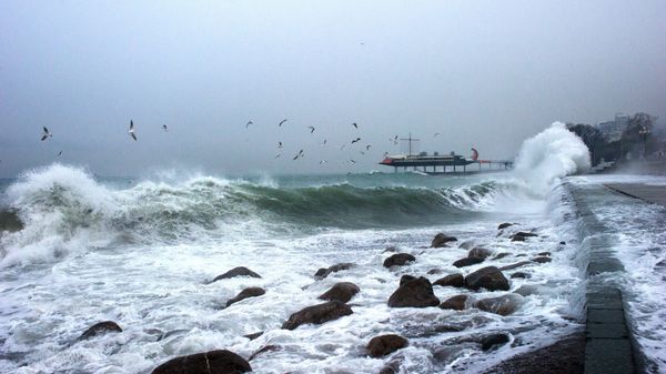 Набережная во время шторма на Черном море