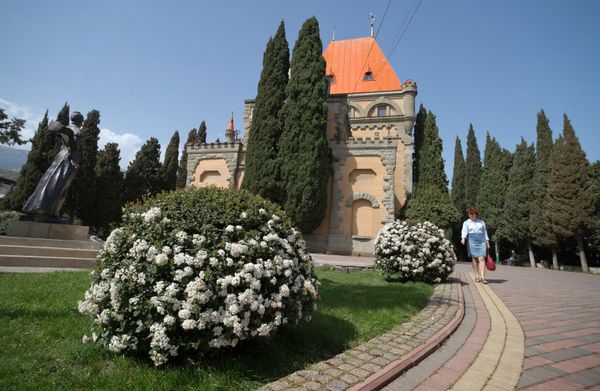 Парк дворца княгини Гагариной в поселке Утес Парк дворца княгини Гагариной в поселке Утес
