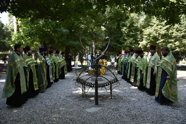 Молебен у закладного камня памятника Петру и Февронии Муромским в День семьи, любви и верности. Симферополь, 8 июля 2016 года.