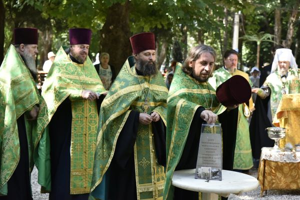 Сбор пожертвований на памятник Петру и Февронии Муромским во время молебна в День семьи, любви и верности. Симферополь, 8 июля 2016 года. 