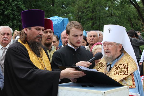 Открытие памятника Греческому легиону императора Николая I в Севастополе. Митрополит Симферопольский и Крымский Лазарь (справа)