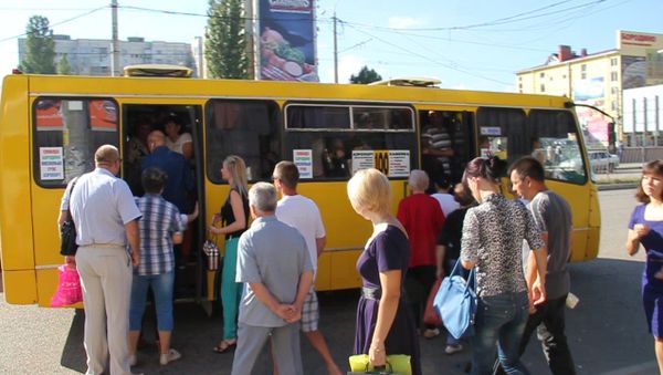 Под завязку: как симферопольцы по утрам штурмуют маршрутки