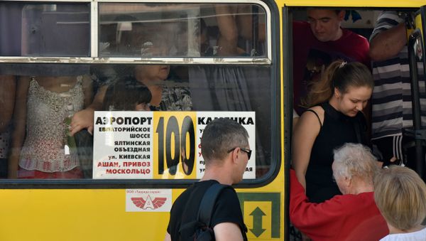 Остановка общественного транспорта в районе улицы Бородина в Симферополе