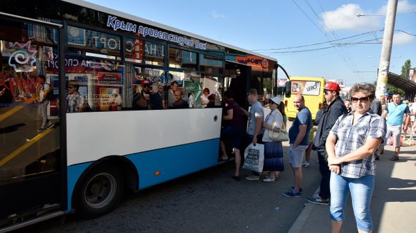 Люди на остановке общественного транспорта в районе улицы Бородина в Симферополе Люди на остановке общественного транспорта в районе улицы Бородина в Симферополе