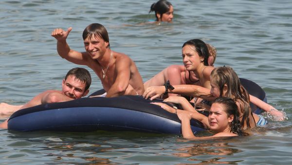 В море на матрасе