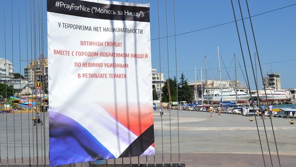 #PrayForNice: Ялта помянула погибших в теракте в городе-побратиме