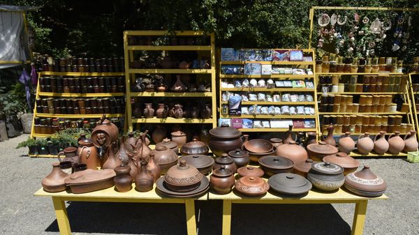 Торговля сувенирами на трассе Симферополь - Алушта