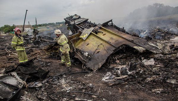 Спасатели работают на месте крушения малайзийского самолета Boeing 777 в районе города Шахтерск Донецкой области. 17 июля 2014 года Спасатели работают на месте крушения малайзийского самолета Boeing 777 в районе города Шахтерск Донецкой области. 17 июля 2014 года