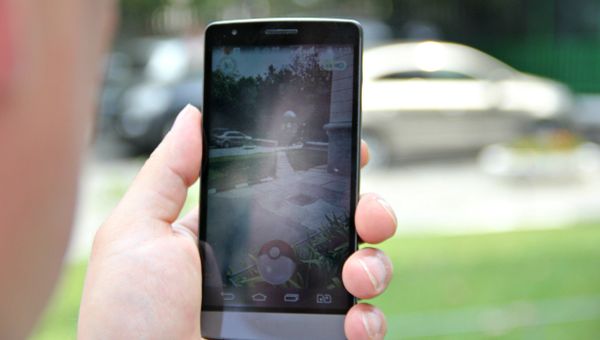 Мобильный телефон с приложением Pokemon Go
