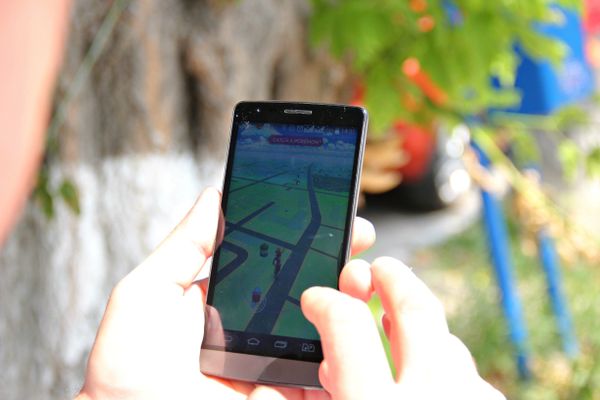 Мобильный телефон с приложением Pokemon Go