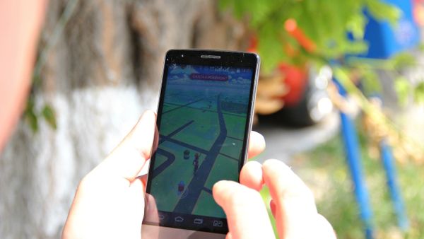 Мобильный телефон с приложением Pokemon Go