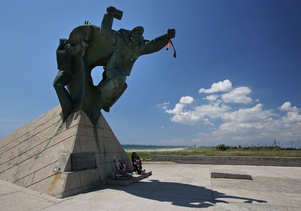 Памятник морякам-десантникам, установленный около города Евпатории
