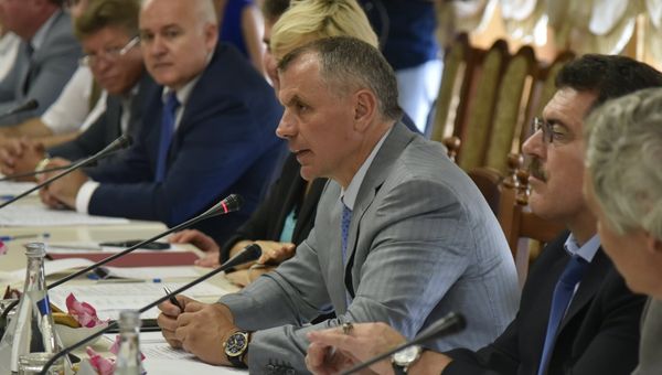 Встреча с французскими делегатами в  Государственном Совета РК. Председатель Госсовета Крыма Владимир Константинов (в центре)