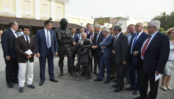 Французские делегаты сфотографирафировались у памятника Вежливым людям в Симферополе