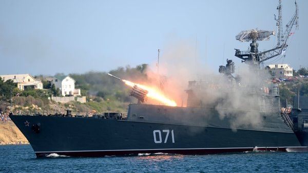Малый противолодочный корабль МПК-118 (Суздалец) во время празднования Дня Военно-морского флота России в Севастополе. Архивное фото
