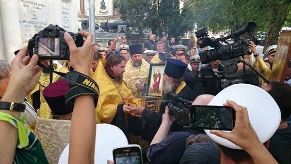 Благочинный Севастопольского округа протоиерей Сергей Халюта принимает десницу Андрея Первозванного у гарнизонного храма