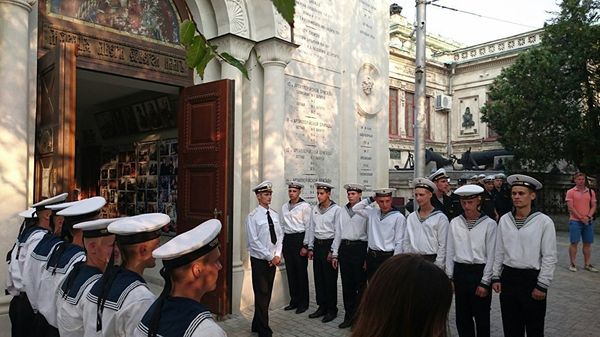 Моряки встречают десницу Андрея Первозванного у гарнизонного храма Архистратига Михаила в Севастополе Моряки встречают десницу Андрея Первозванного у гарнизонного храма Архистратига Михаила в Севастополе