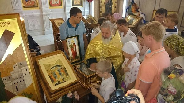 Севастопольцы прикладываются к деснице Андрея Первозванного Севастопольцы прикладываются к деснице Андрея Первозванного