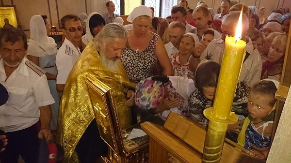 Севастопольцы прикладываются к деснице Андрея Первозванного Севастопольцы прикладываются к деснице Андрея Первозванного