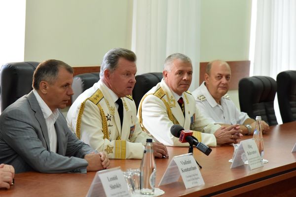 Встреча полномочного представителя президента РФ в Северо-Кавказском федеральном округе Олега Белавенцева, командующего Черноморским флотом Александра Витко и председателя Государственного совета Республики Крым Владимира Константинова с делегацией французских парламентариев