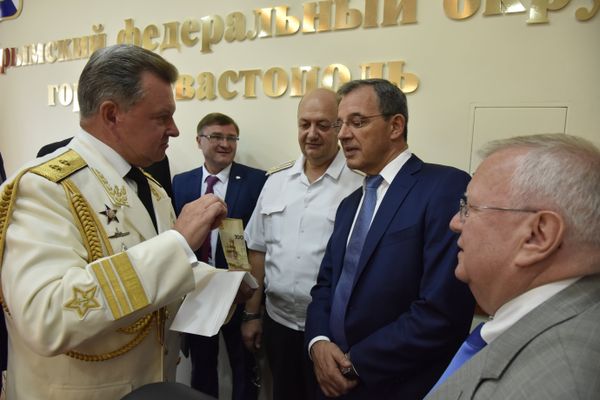 Полномочный представитель президента РФ в Северо-Кавказском федеральном округе Олег Белавенцев вручает французским парламентариям 100-рублевую купюры с изображением замка Ласточкино гнездо