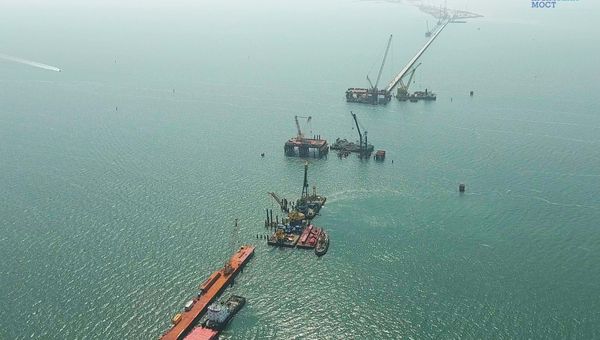 Строители начали сооружение судоходной части Крымского моста Строители начали сооружение судоходной части Крымского моста