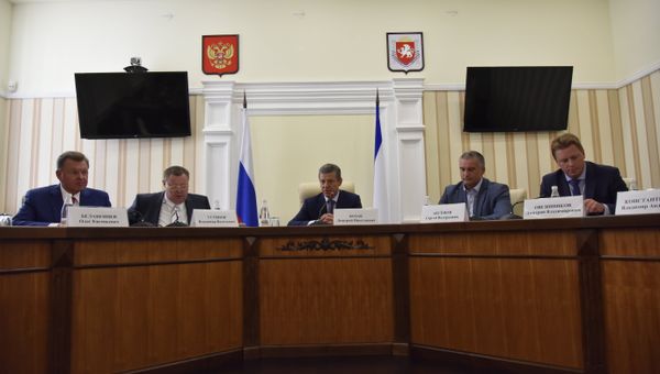 Совещание под руководством вице-премьер правительства РФ Дмитрий Козака в Симферополе