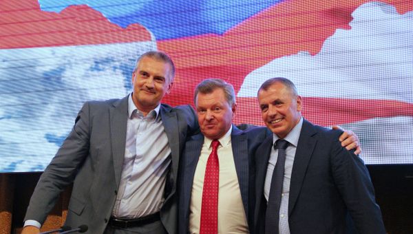 В Государственном совете Республики Крым в торжественной обстановке проводили бывшего полномочного представителя президента России в Крымском федеральном округе Олега Белавенцева на новую должность
