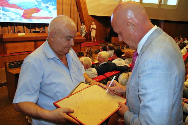 В Государственном совете Республики Крым в торжественной обстановке проводили бывшего полномочного представителя президента России в Крымском федеральном округе Олега Белавенцева на новую должность В Государственном совете Республики Крым в торжественной обстановке проводили бывшего полномочного представителя президента России в Крымском федеральном округе Олега Белавенцева на новую должность