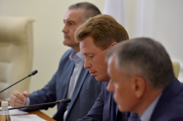 Заседание Совета министров Республики Крым под председательством вице-премьера Правительства РФ Дмитрия Козака. 1 августа 2016 года. а фото (слева направо): глава РК Сергей Аксенов, врио губернатора Севастополя Дмитрий Овсянников, спикер Госсовета РК Владимир Константинов