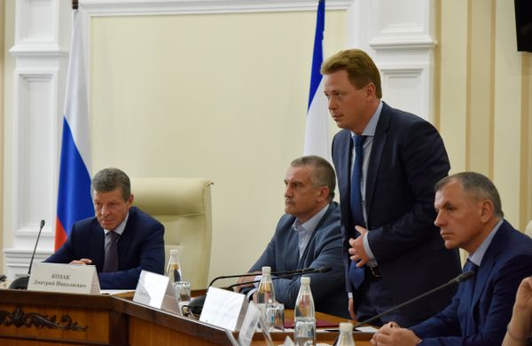 Заседание Совета министров Республики Крым под председательством вице-премьера Правительства РФ Дмитрия Козака. 1 августа 2016 года. а фото (слева направо): вице-премьер Правительства РФ Дмитрий Козак, глава РК Сергей Аксенов, врио губернатора Севастополя Дмитрий Овсянников, спикер Госсовета РК Владимир Константинов