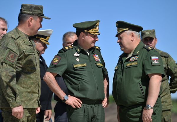 Начальник Главного управления железнодорожных войск, генерал-лейтенант Олег Косенков и заместитель министра обороны России, генерал армии Дмитрий Булгаков (справа налево) инспектируют строительные работы на участке железной дороги Журавка – Миллерово в обход Украины.