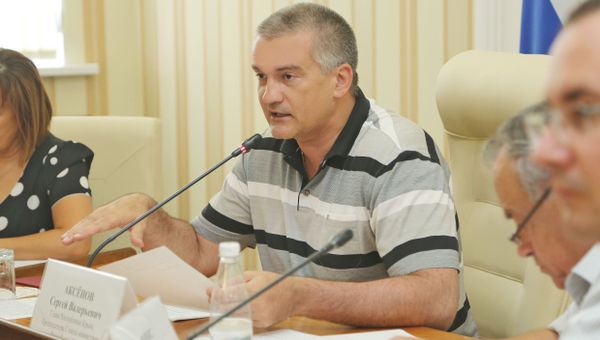 Глава Республики Крым Сергей Аксёнов в субботу провёл совещание с председателями советов и главами администраций городских округов, муниципальных районов и городских поселений Республики Крым в режиме видеоконференцсвязи
