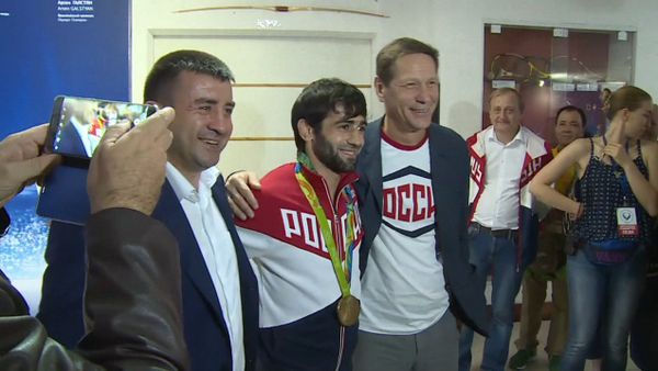 Первый российский чемпион ОИ-2016 показал завоеванную золотую медаль