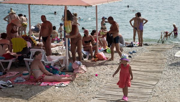 Отдыхающие на пляже в Феодосии