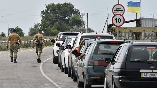 Автомобили на пункте пропуска на границе России и Украины. Архивное фото