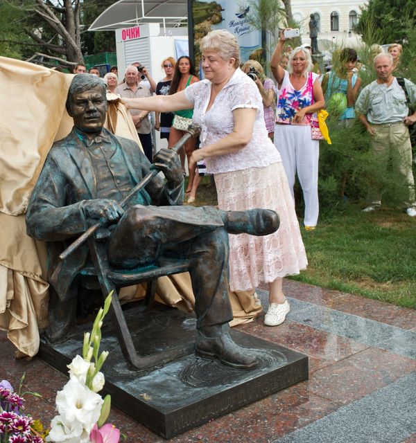 Глава администрации города Ялты Андрей Ростенко (крайний справа) и вдова актера Ирина Пуговкина открывают памятник почетному гражданину Ялты, народному артисту СССР Михаилу Пуговкину в День города