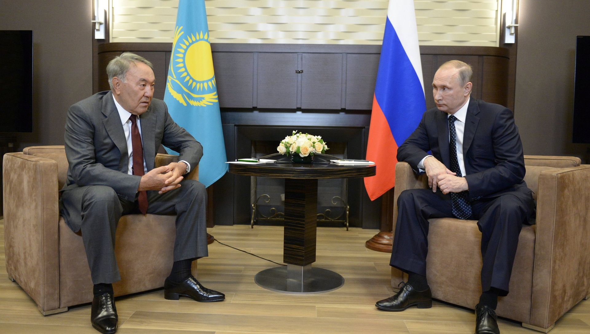 16 августа 2016. Президент России Владимир Путин (справа) и президент Казахстана Нурсултан Назарбаев во время встречи в резиденции Бочаров ручей Сочи 16 августа 2016. Президент России Владимир Путин (справа) и президент Казахстана Нурсултан Назарбаев во время встречи в резиденции Бочаров ручей Сочи - РИА Новости, 1920, 16.08.2016