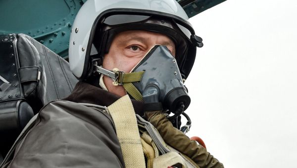 Президент Украины Петр Порошенко в кабине самолета Су-27 в День защитника Украины в Запорожье