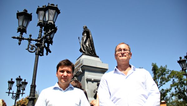 Открытие памятника Екатерине II в Симферополе. Слева направо: скульпторы Константин Кубышкин и Игорь Яворский